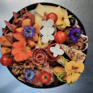 Plateau mixte repas -150 grs fromage - 100 grs charcuterie / pers + accompagnements