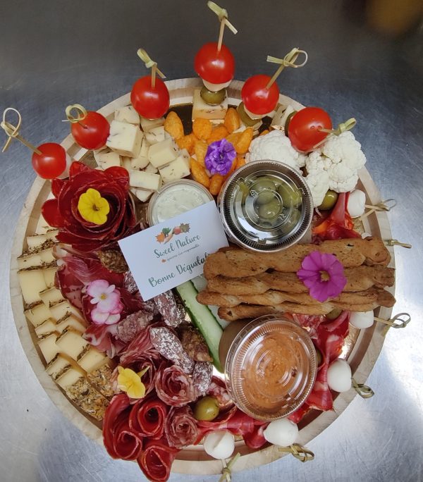 Plateau apéritif - fromages, charcuterie, légumes, crackers, fruits secs,, tartinade